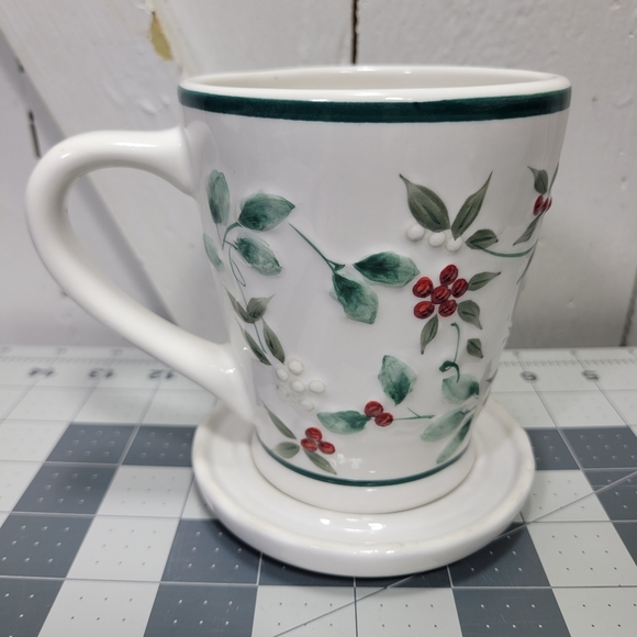 Pfaltzgraff Winterberry Embossed Coffee Tea Chocolate 12oz Mug Cover set - Lot 2 - Picture 3 of 13